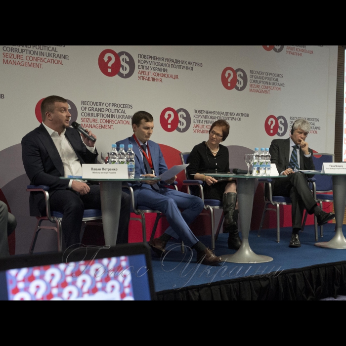 15 грудня 2016 Київ. У конгрес – холлі Президент-отель відбулась ІІІ міжнародна конференція «Повернення украдених активів корумпованої політичної еліти: арешт; конфіскація; управління» – спеціалізований захід для правоохоронних органів, присвячений практичним питанням арешту, конфіскації та управління активами, одержаними від корупційних злочинів. Організатори: громадські організації Центр протидії корупції та Transparency International Україна. 
Міністр юстиції України Павло Петренко, представник Генпрокуратури Євген Єнін, посол США в Україні Марі Йованович, посол Швейцарії в Україні та Молдові Гійом Шойрер.