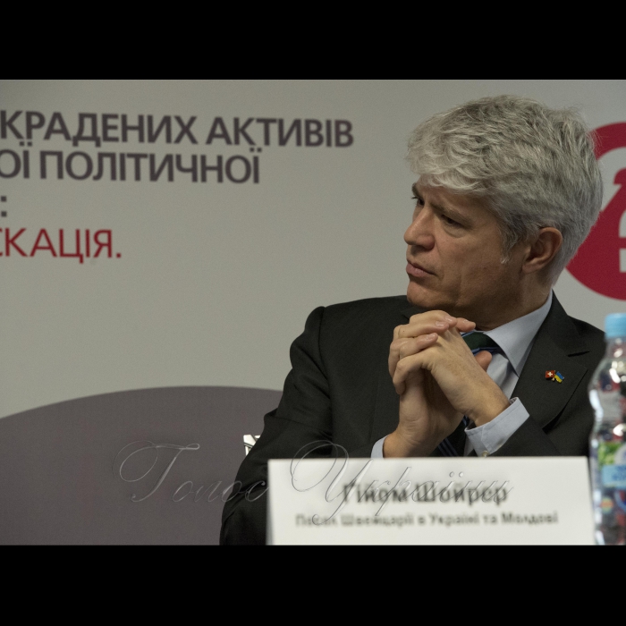 15 грудня 2016 Київ. У конгрес–холлі Президент-отель відбулась ІІІ міжнародна конференція «Повернення украдених активів корумпованої політичної еліти: арешт; конфіскація; управління» – спеціалізований захід для правоохоронних органів, присвячений практичним питанням арешту, конфіскації та управління активами, одержаними від корупційних злочинів. Організатори: громадські організації Центр протидії корупції та Transparency International Україна. 
Гійом Шойрер посол Швейцарії в Україні та Молдові.