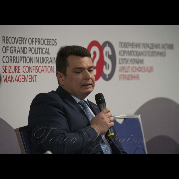 15 грудня 2016 Київ. У конгрес–холлі Президент-отель відбулась ІІІ міжнародна конференція «Повернення украдених активів корумпованої політичної еліти: арешт; конфіскація; управління» – спеціалізований захід для правоохоронних органів, присвячений практичним питанням арешту, конфіскації та управління активами, одержаними від корупційних злочинів. Організатори: громадські організації Центр протидії корупції та Transparency International Україна.
Директор Антикорупційного бюро Артем Ситник.