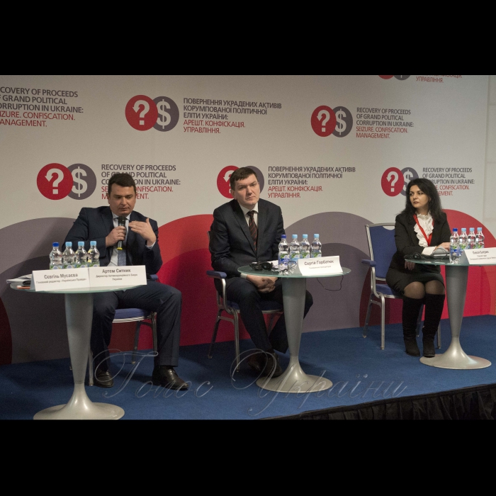 15 грудня 2016 Київ. У конгрес–холлі Президент-отель відбулась ІІІ міжнародна конференція «Повернення украдених активів корумпованої політичної еліти: арешт; конфіскація; управління» – спеціалізований захід для правоохоронних органів, присвячений практичним питанням арешту, конфіскації та управління активами, одержаними від корупційних злочинів. Організатори: громадські організації Центр протидії корупції та Transparency International Україна.
Директор Антикорупційного бюро Артем Ситник, слідчий ГПУ Сергій Горбатюк, слідчий суддя Печерського районного суду м. Київ Олеся Батрин.