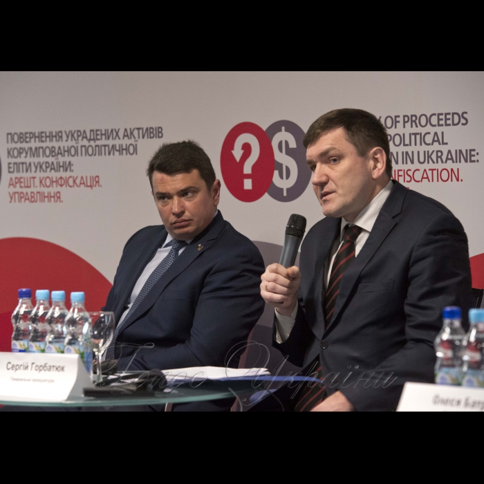 15 грудня 2016 Київ. У конгрес–холлі Президент-отель відбулась ІІІ міжнародна конференція «Повернення украдених активів корумпованої політичної еліти: арешт; конфіскація; управління» – спеціалізований захід для правоохоронних органів, присвячений практичним питанням арешту, конфіскації та управління активами, одержаними від корупційних злочинів. Організатори: громадські організації Центр протидії корупції та Transparency International Україна.
Директор Антикорупційного бюро Артем Ситник, слідчий ГПУ Сергій Горбатюк.