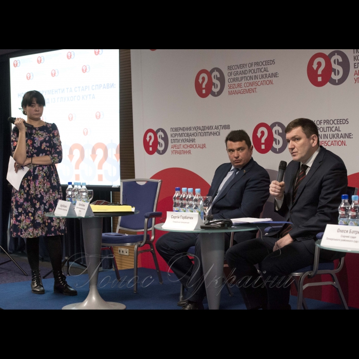 15 грудня 2016 Київ. У конгрес–холлі Президент-отель відбулась ІІІ міжнародна конференція «Повернення украдених активів корумпованої політичної еліти: арешт; конфіскація; управління» – спеціалізований захід для правоохоронних органів, присвячений практичним питанням арешту, конфіскації та управління активами, одержаними від корупційних злочинів. Організатори: громадські організації Центр протидії корупції та Transparency International Україна.
Модератор Сєвгіль Мусаєва, директор Антикорупційного бюро Артем Ситник, слідчий ГПУ Сергій Горбатюк.