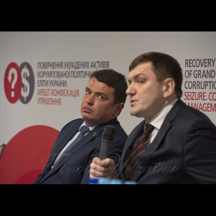 15 грудня 2016 Київ. У конгрес–холлі Президент-отель відбулась ІІІ міжнародна конференція «Повернення украдених активів корумпованої політичної еліти: арешт; конфіскація; управління» – спеціалізований захід для правоохоронних органів, присвячений практичним питанням арешту, конфіскації та управління активами, одержаними від корупційних злочинів. Організатори: громадські організації Центр протидії корупції та Transparency International Україна.
Директор Антикорупційного бюро Артем Ситник, слідчий ГПУ Сергій Горбатюк.
