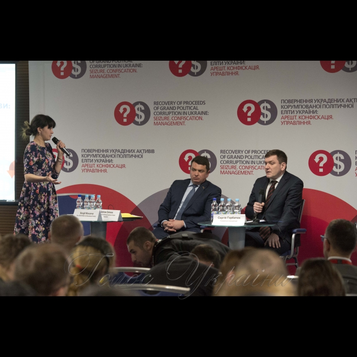 15 грудня 2016 Київ. У конгрес – холлі Президент-отель відбулась ІІІ міжнародна конференція «Повернення украдених активів корумпованої політичної еліти: арешт; конфіскація; управління» – спеціалізований захід для правоохоронних органів, присвячений практичним питанням арешту, конфіскації та управління активами, одержаними від корупційних злочинів. Організатори: громадські організації Центр протидії корупції та Transparency International Україна. 