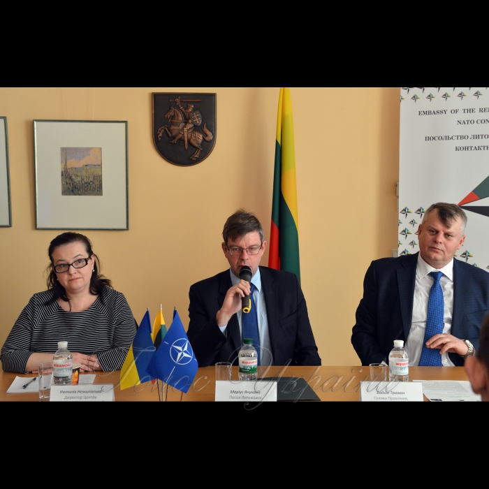 16 грудня 2016 у Посольстві Литовської Республіки, яке є контактним Посольством НАТО в Україні, відбулась  Конференція «Україна - НАТО: залучення через діалог».
Організаторами конференції виступили Посольство Литовської Республіки в Україні, Центр інформації та документації НАТО в Україні та ГО «Європейський Рух України».
Посол Литовської Республіки в Україні Маріус Януконіс, директор Центру інформації та документації НАТО в Україні Наталія Немилівська, екс-директор Координаційного Бюро європейської та євроатлантичної інтеграції, український дипломат Вадим Трюхан.