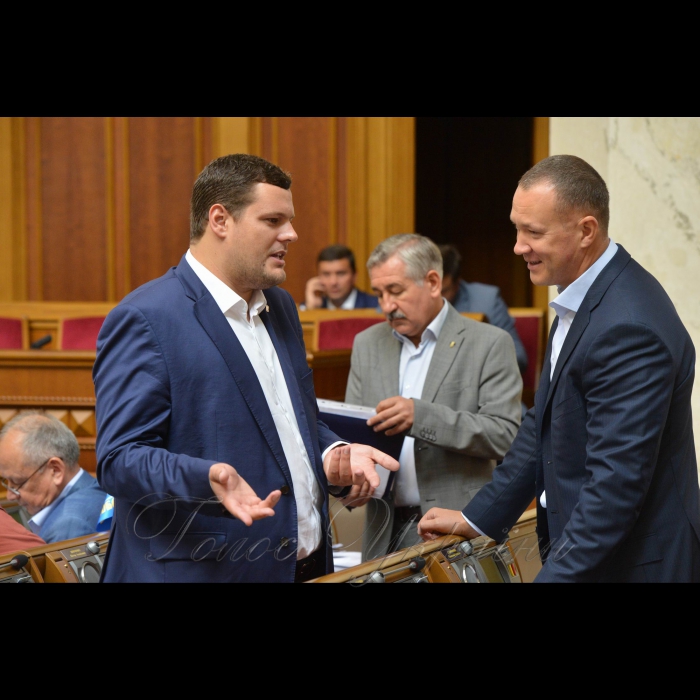 8 вересня 2016 Верховна Рада України.
Андрій Іллєнко, Олександр Супруненко(обоє позафракційні).