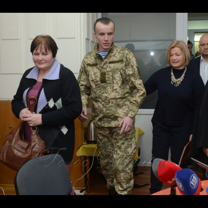 19 грудня 2016 звільнений кіборг Тарас Колодій зустрівся з першим заступником голови ВР Іриною Геращенко.
