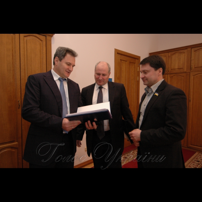 20 лютого 2009 розширене засідання колегії прокуратури Київської області щодо забезпечення прав осіб з обмеженими фізичними можливостями та додержанням законодавства про оплату праці.
Прокурор Київської області Олександр Гардецький, перший заступник голови Київської ОДА Віктор Вакараш, голова Київської облради Володимир Майбоженко.