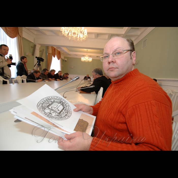 23 лютого 2009 у КМДА відбулося засідання робочої групи з розробки нового герба Києва.
Валерій Томазов - керівник робочої групи, кандидат історичних наук, керівник Центру генеалогічних та геральдичних досліджень Інституту історії України НАНУ.