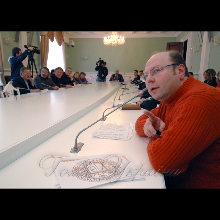 23 лютого 2009 у КМДА відбулося засідання робочої групи з розробки нового герба Києва.
Валерій Томазов - керівник робочої групи, кандидат історичних наук, керівник Центру генеалогічних та геральдичних досліджень Інституту історії України НАНУ.