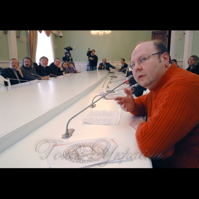 23 лютого 2009 у КМДА відбулося засідання робочої групи з розробки нового герба Києва.
Валерій Томазов - керівник робочої групи, кандидат історичних наук, керівник Центру генеалогічних та геральдичних досліджень Інституту історії України НАНУ.