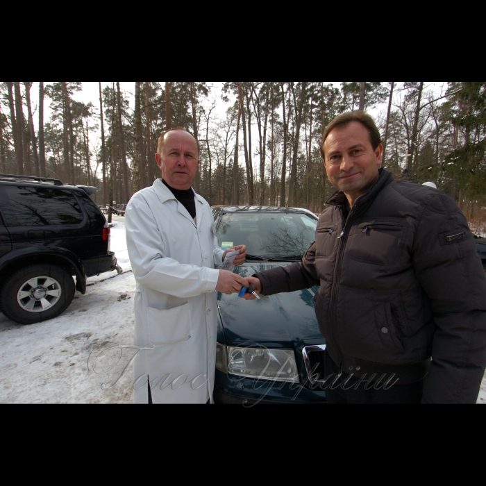 26 лютого 2009 заступник Голови Верховної Ради України Микола Томенко передав ключі від автомобіля, придбаного власним коштом, для потреб лікарні головному лікарю госпіталю «Лісова поляна» Володимиру Нероді.