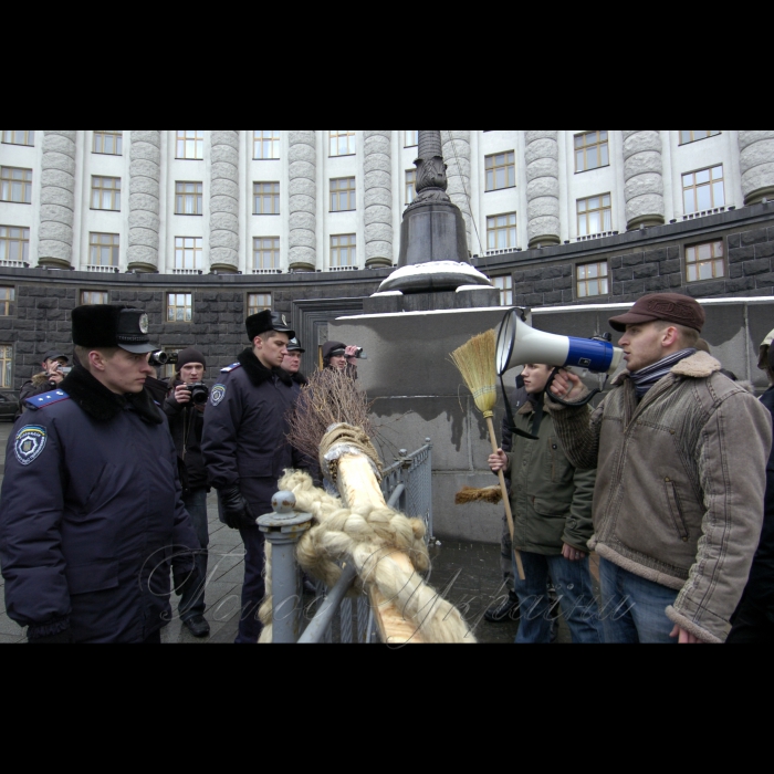 27 лютого 2009 на Майдані Незалежності в Києві громадська ініціатива «Геть усіх!» презентувала новий транспортний засіб для українського уряду та прем’єр-міністра України Юлії Тимошенко. Після презентації засіб пересування доставлено до Кабінету міністрів та вручено Ю. Тимошенко. 
Експериментальна модель розроблена для якнайшвидшого вивезення за межі країни всіх винуватців економічної кризи. Захід відбуватиметься під гаслом «Стара влада піде - криза мине!».