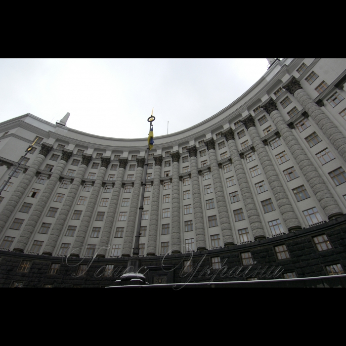 27 лютого 2009 на Майдані Незалежності в Києві громадська ініціатива «Геть усіх!» презентувала новий транспортний засіб для українського уряду та прем’єр-міністра України Юлії Тимошенко. Після презентації засіб пересування доставлено до Кабінету міністрів та вручено Ю. Тимошенко. 
Експериментальна модель розроблена для якнайшвидшого вивезення за межі країни всіх винуватців економічної кризи. Захід відбуватиметься під гаслом «Стара влада піде - криза мине!».