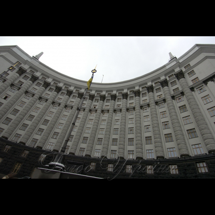 27 лютого 2009 на Майдані Незалежності в Києві громадська ініціатива «Геть усіх!» презентувала новий транспортний засіб для українського уряду та прем’єр-міністра України Юлії Тимошенко. Після презентації засіб пересування доставлено до Кабінету міністрів та вручено Ю. Тимошенко. 
Експериментальна модель розроблена для якнайшвидшого вивезення за межі країни всіх винуватців економічної кризи. Захід відбуватиметься під гаслом «Стара влада піде - криза мине!».