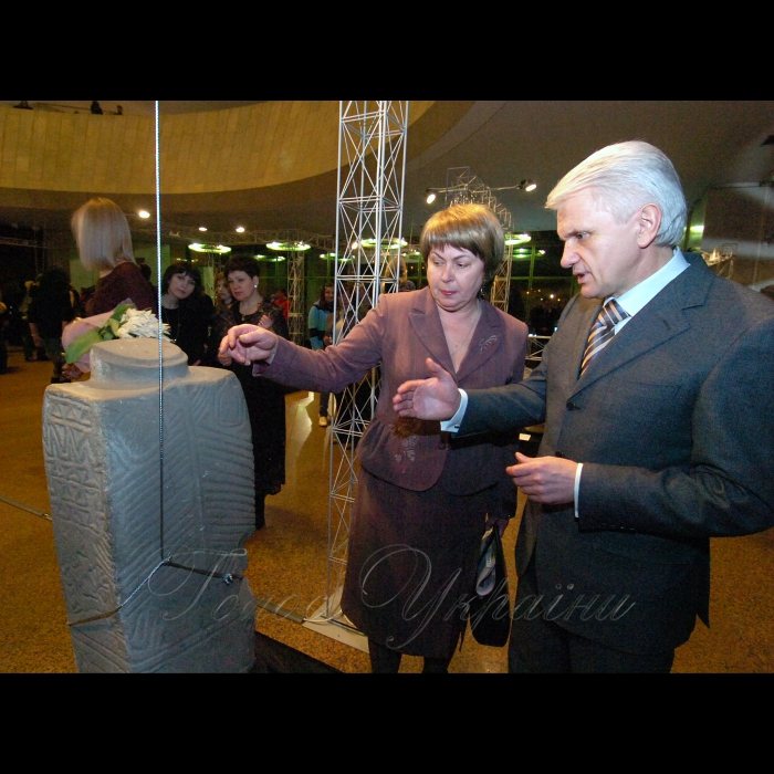 3 березня 2009 в Українському домі відкрито художню виставку «Великий скульптурний салон 2009», у рамках проекту «Арт-Київ» (працює з 4 по 15 березня).
Надія Капустіна - директор Дніпропетровського історичного музею ім. Д. Яворницького та В. Литвин.