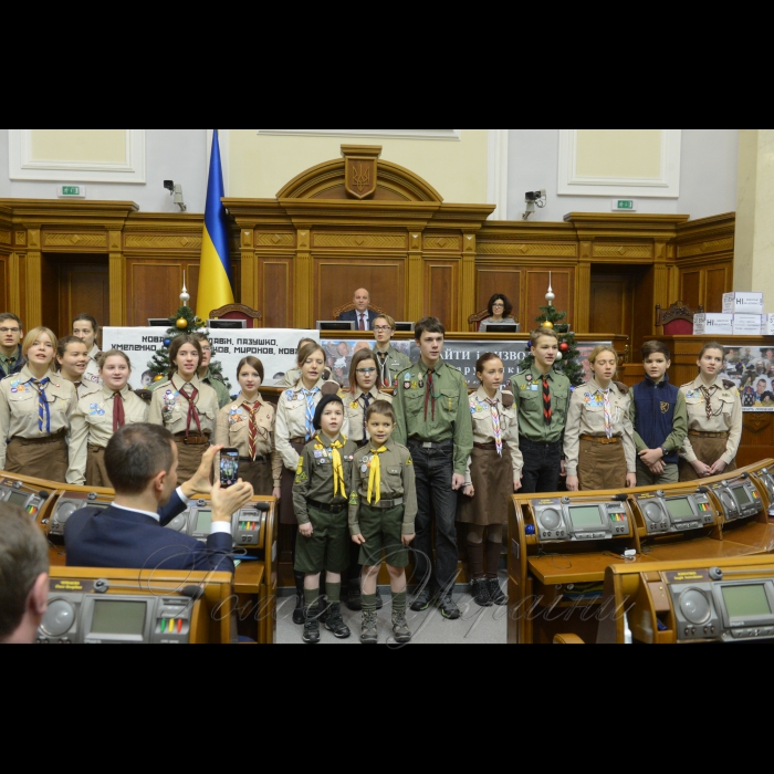 22 грудня 2016 пленарне засідання Верховної Ради України.
Урочиста церемонія передачі Вифлеємського Вогню Миру відбулася у сесійній залі Верховної Ради України - представники національної скаутської організації «Пласт» принесли його до Парламенту.
