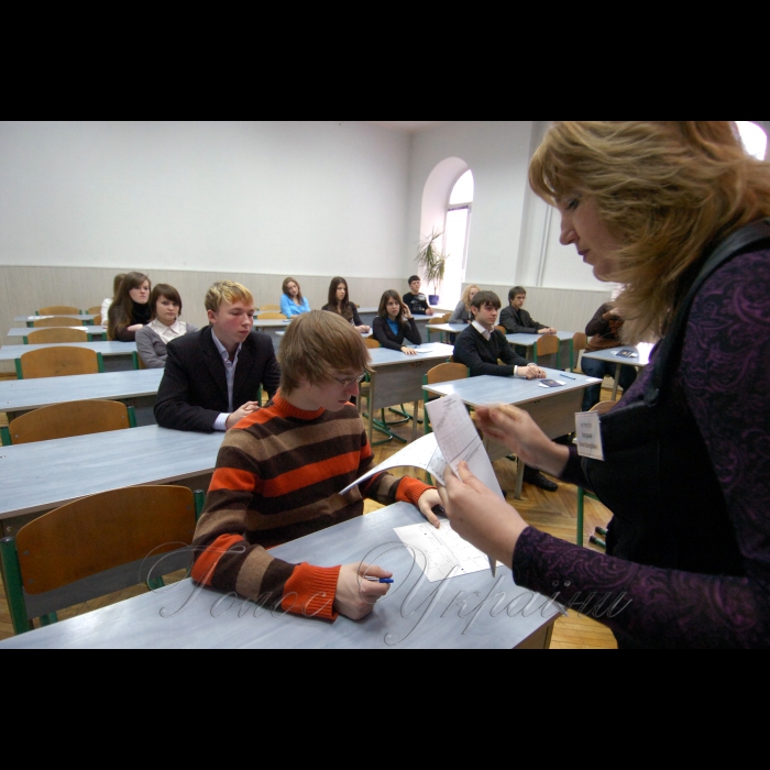 14 березня 2009 у столичному ліцеї №100 «Поділ» (вул. Покровська, 4/6) відбувся День відкритих дверей - пробне тестування випускників шкіл.