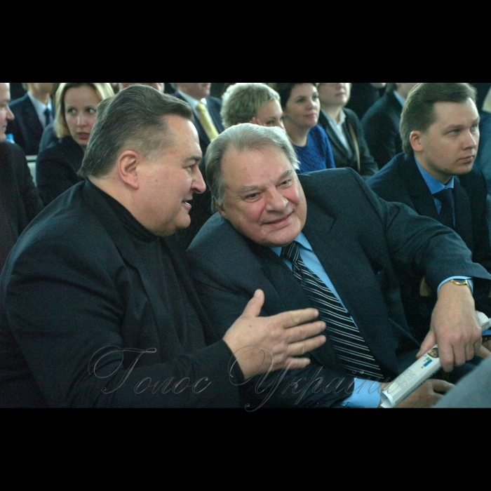 16 березня 2009 Київ. Загартовані економічними негараздами українці можуть швидше оговтатися від світової кризи, аніж успішні американці. Таку думку висловила головний редактор Financial Times у США Христя Фріланд, яка перебуває в ці дні в Україні на запрошення Фонду Арсенія Яценюка «Open Ukraine», під час дискусії, що розгорнулася на засіданні у Дипломатичному клубі Фонду «Open Ukraine». 

У цьому заході також взяли участь Леонід Кучма -- Президент України у 1994-2005 років, Володимир Хандогій -- виконувач обов'язків міністра закордонних справ України, колишні міністри закордонних справ України Анатолій Зленко та Геннадій Удовенко, екс-секретар РНБОУ Євген Марчук, народні депутати, відомі вітчизняні політики, політологи та журналісти. 