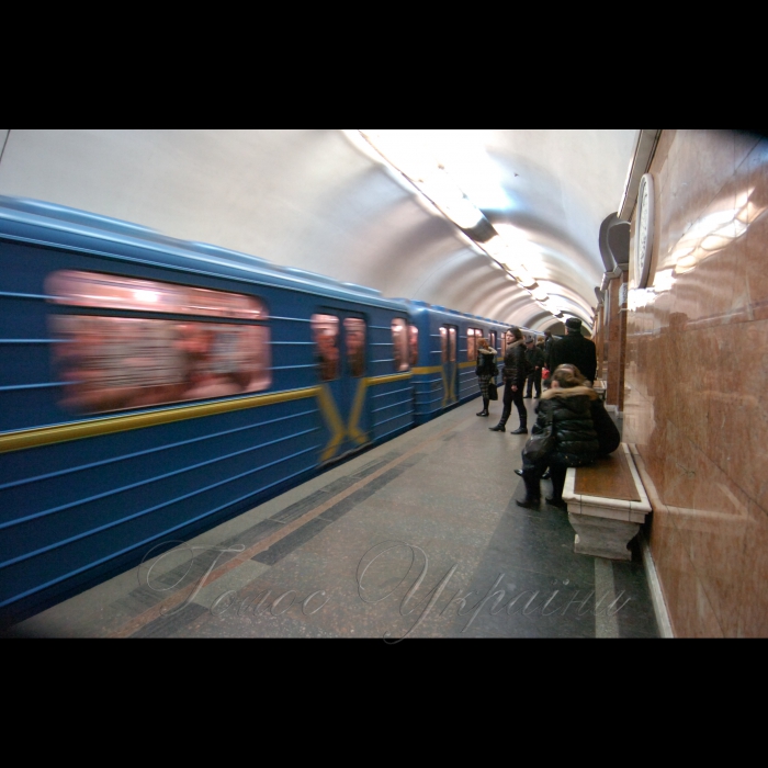 17 березня 2009 Київ. Ще одна цікава фігура з'явилася напередодні у столиці. На вулиці Олеся Гончара скульптор Костянтин Скретуцький встановив давно обіцяний пам'ятник літаючій корові. Її «поселили» на сухому дереві неподалік Ярославого валу. «Встановлення пам'ятника виявилося досить екстремальним - було холодно, йшов сніг. Я привіз корову в розібраному вигляді, але при такій погоді склеїти її не дуже вдавалося. Найскладніше було з вухами - вони ніяк не хотіли приклеюватися, замерзнули», - розповів автор. 