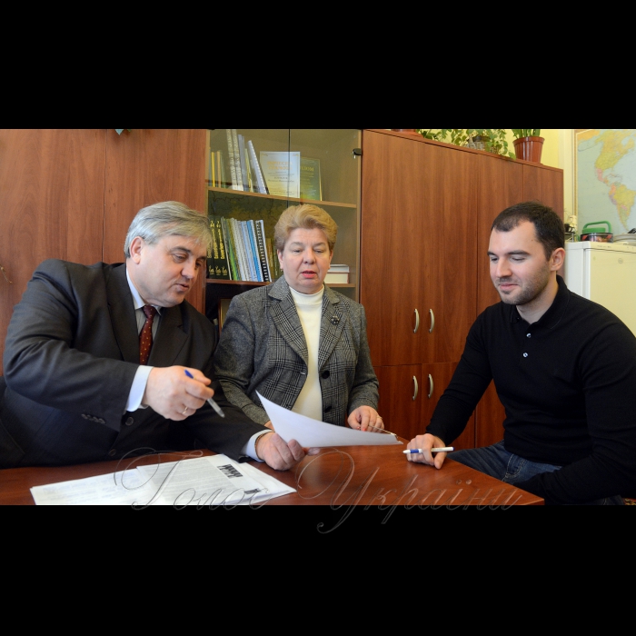 26 грудня 2016 завідувач секретаріату Комітету з питань екологічної політики, природокористування та ліквідації наслідків Чорнобильської катастрофи Михайло Борисюк, заступник завідувача секретаріату Галина Халімон та помічник  народного депутата Микола Турик (зліва направо) під час підготовки над планом роботи Комітету на період шостої сесії Верховної Ради України восьмого скликання на якій зокрема буде розглянутий 
Проект Закону про внесення змін до деяких законодавчих актів України щодо забезпечення безперешкодного доступу громадян до узбережжя водних об'єктів для загального водокористування.