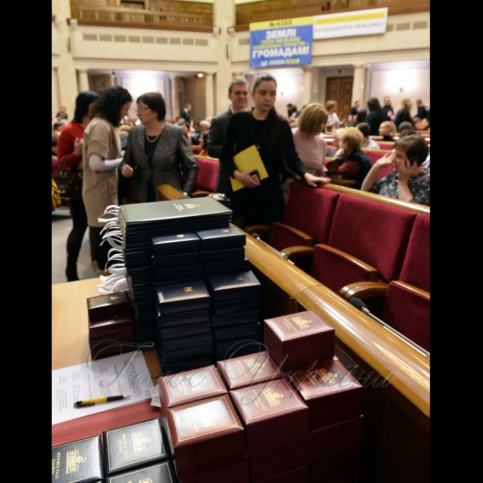 29 грудня 2016 Голова Верховної Ради України Андрій Парубій привітав працівників апарату Верховної Ради України з Новим Роком та нагородив грамотами та цінними подарунками.