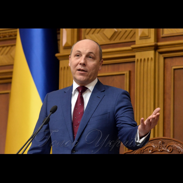 29 грудня 2016 Голова Верховної Ради України Андрій Парубій привітав працівників апарату Верховної Ради України з Новим Роком та нагородив грамотами та цінними подарунками.