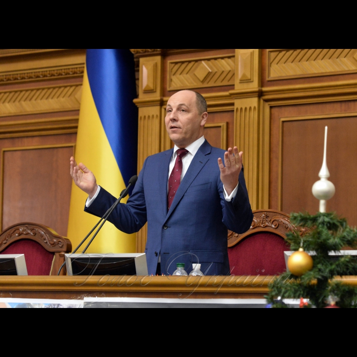 29 грудня 2016 Голова Верховної Ради України Андрій Парубій привітав працівників апарату Верховної Ради України з Новим Роком та нагородив грамотами та цінними подарунками.