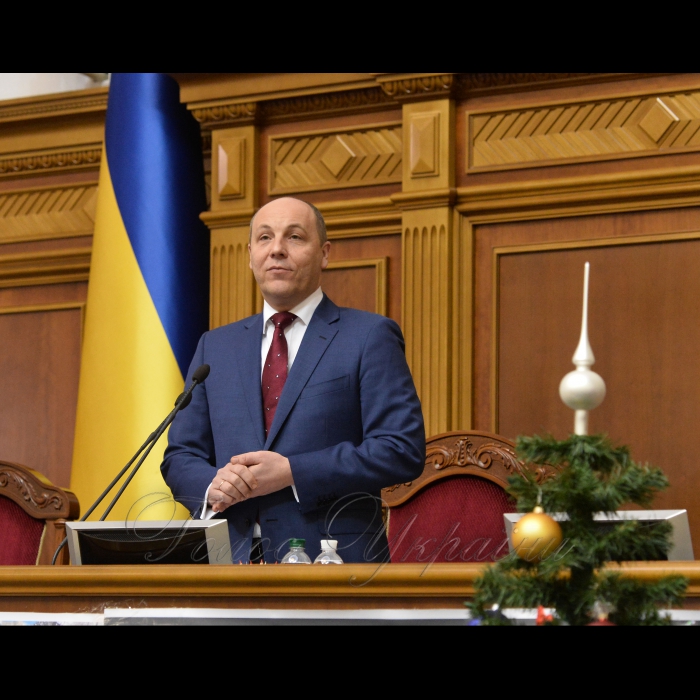 29 грудня 2016 Голова Верховної Ради України Андрій Парубій привітав працівників апарату Верховної Ради України з Новим Роком та нагородив грамотами та цінними подарунками.