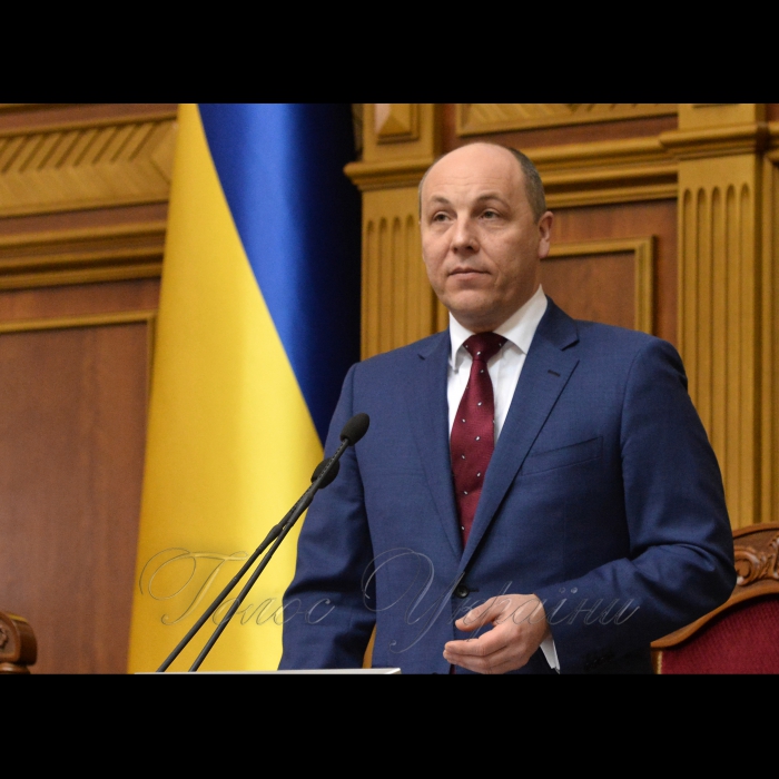 29 грудня 2016 Голова Верховної Ради України Андрій Парубій привітав працівників апарату Верховної Ради України з Новим Роком та нагородив грамотами та цінними подарунками.