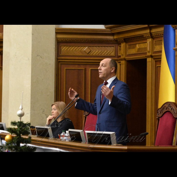 29 грудня 2016 Голова Верховної Ради України Андрій Парубій привітав працівників апарату Верховної Ради України з Новим Роком та нагородив грамотами та цінними подарунками.