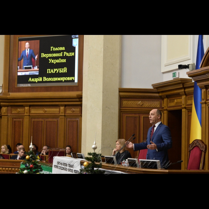 29 грудня 2016 Голова Верховної Ради України Андрій Парубій привітав працівників апарату Верховної Ради України з Новим Роком та нагородив грамотами та цінними подарунками.