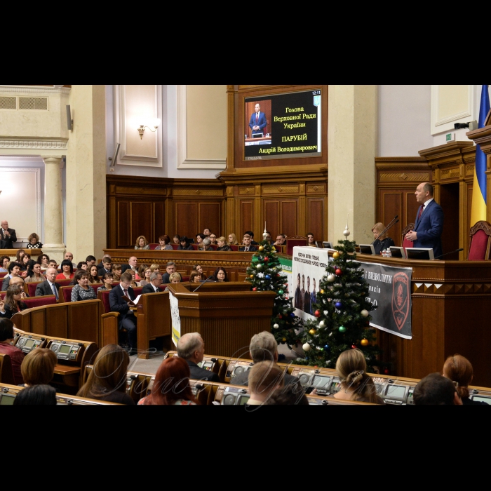 29 грудня 2016 Голова Верховної Ради України Андрій Парубій привітав працівників апарату Верховної Ради України з Новим Роком та нагородив грамотами та цінними подарунками.
