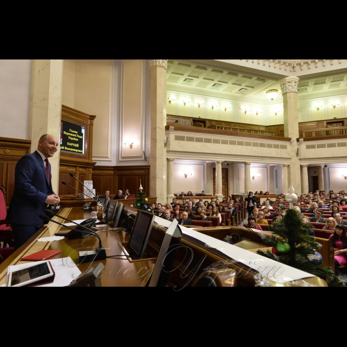 29 грудня 2016 Голова Верховної Ради України Андрій Парубій привітав працівників апарату Верховної Ради України з Новим Роком та нагородив грамотами та цінними подарунками.