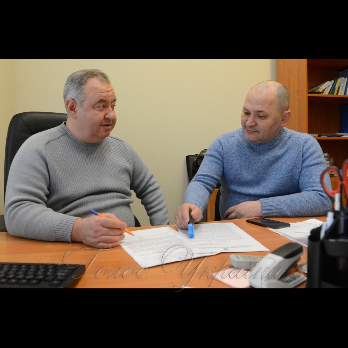 12 січня 2017 Народні депутати Валерій Бабенко та Олександр Сочка під час роботи з матеріалами з якими до них звернулися виборці.