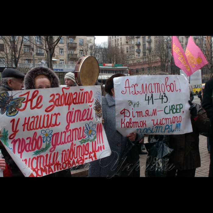26 березня 2009 мітинг студентів Академії муніципального управління біля КМДА (чинна столична влада почала рейдерську атаку на ВУЗ, вони намагаються передати приміщення Академії в оренду).
