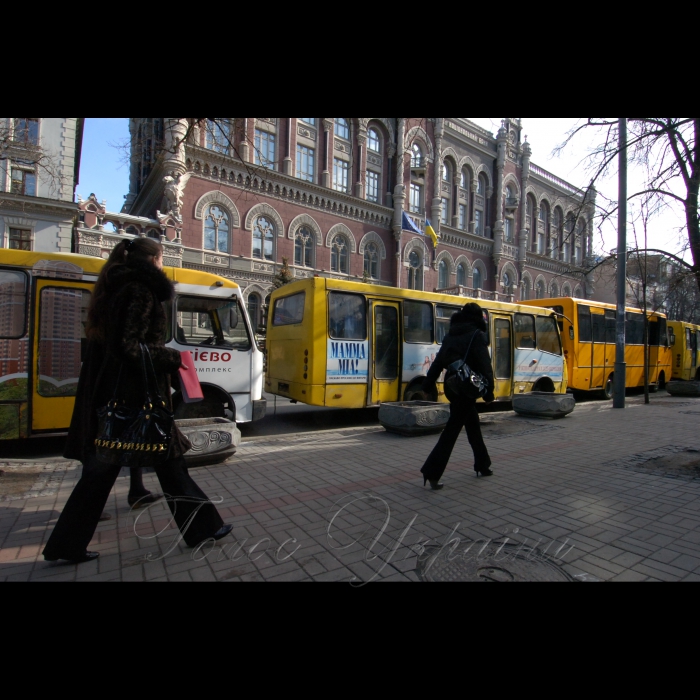 26 березня 2009 мітинг студентів Академії муніципального управління біля КМДА (чинна столична влада почала рейдерську атаку на ВУЗ, вони намагаються передати приміщення Академії в оренду).