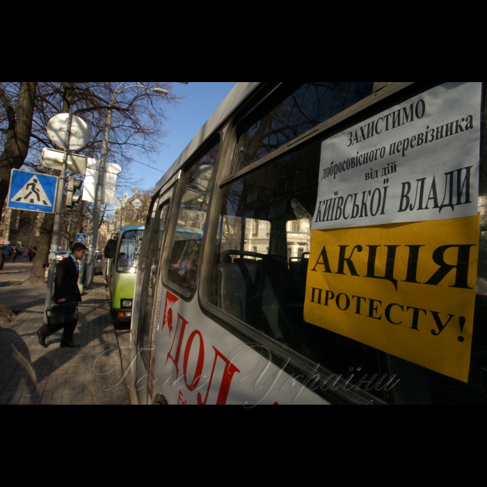 26 березня 2009 мітинг студентів Академії муніципального управління біля КМДА (чинна столична влада почала рейдерську атаку на ВУЗ, вони намагаються передати приміщення Академії в оренду).