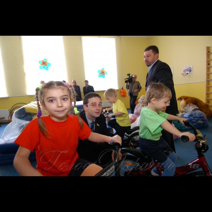 26 березня 2009 у столичному дитсадку №100 «Казка» народні депутати України від Партії регіонів Віталій Калюжний (в окулярах) і Євген Гєллєр передали дітям дитячі велосипеди, іграшки, конструктори та ін.