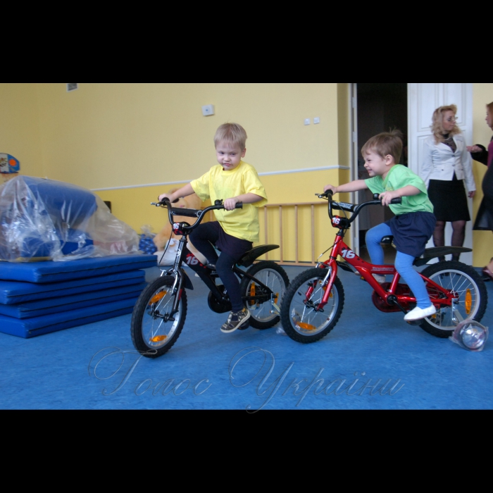 26 березня 2009 у столичному дитсадку №100 «Казка» народні депутати України від Партії регіонів Віталій Калюжний (в окулярах) і Євген Гєллєр передали дітям дитячі велосипеди, іграшки, конструктори та ін.