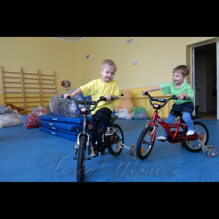26 березня 2009 у столичному дитсадку №100 «Казка» народні депутати України від Партії регіонів Віталій Калюжний (в окулярах) і Євген Гєллєр передали дітям дитячі велосипеди, іграшки, конструктори та ін.