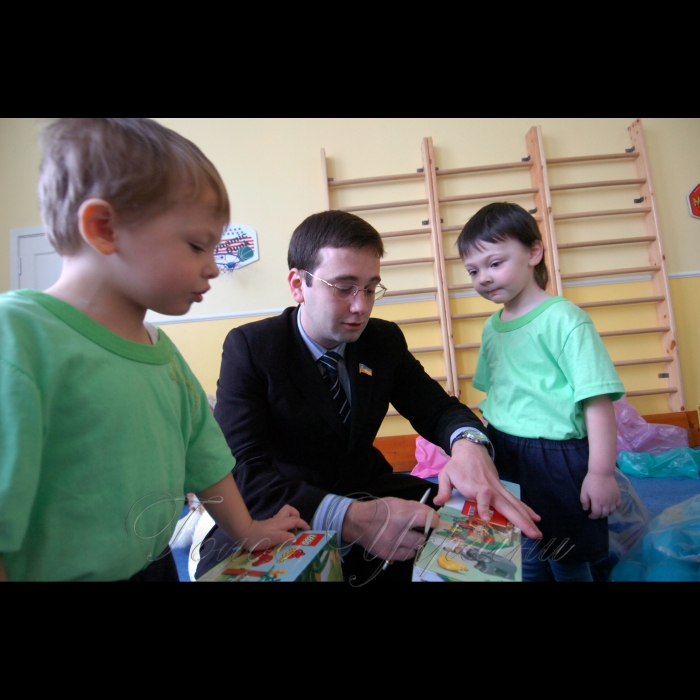 26 березня 2009 у столичному дитсадку №100 «Казка» народні депутати України від Партії регіонів Віталій Калюжний (в окулярах) і Євген Гєллєр передали дітям дитячі велосипеди, іграшки, конструктори та ін.