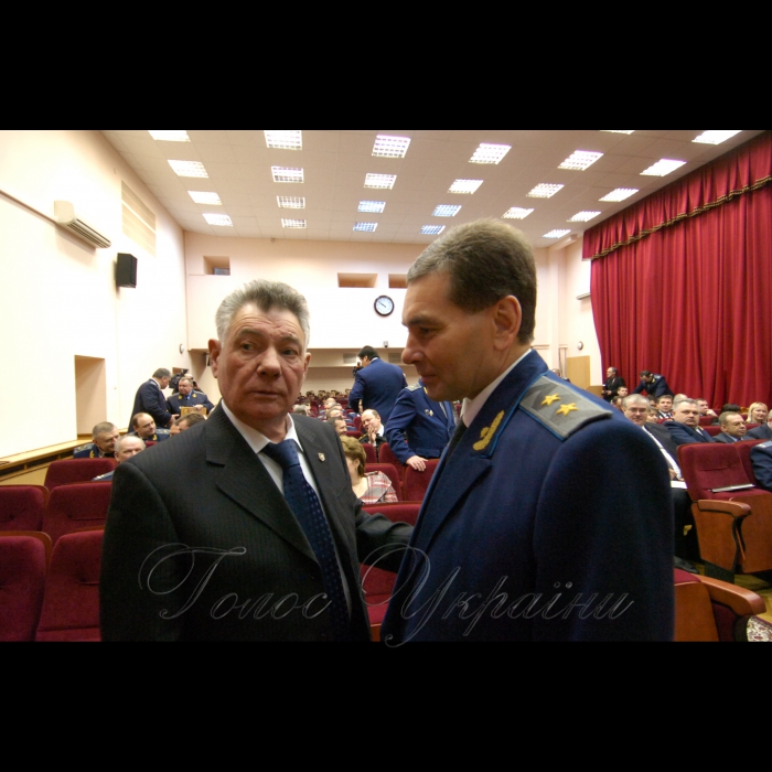 27 березня 2009 розширене засідання колегії Генеральної прокуратури України «Про стан застосування прокурорами представницьких повноважень у справах за позовами інших осіб з питань, що зачіпають інтереси держави щодо права власності та земельних правовідносин».
Народний депутат Олександр Омельченко і прокурор Одеської області Василь Присяжнюк.
