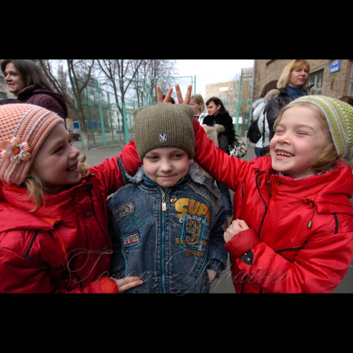 30 березня 2009 у Києві стартував «Експрес усмішок». Учні середньої школи №2 м. Києва «запустили в небо» 200 своїх усмішок. Школярі намалюють усмішки на кульках і одночасно випустять їх у повітря. Таким чином, вони відзначать перший після весняних канікул навчальний день, а також розпочнуть святкування Дня сміху. Організатор акції - Київська міська організації ВГО «Український молодіжний собор».