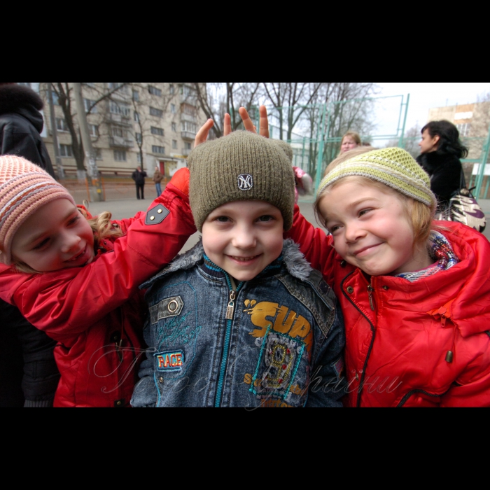 30 березня 2009 у Києві стартував «Експрес усмішок». Учні середньої школи №2 м. Києва «запустили в небо» 200 своїх усмішок. Школярі намалюють усмішки на кульках і одночасно випустять їх у повітря. Таким чином, вони відзначать перший після весняних канікул навчальний день, а також розпочнуть святкування Дня сміху. Організатор акції - Київська міська організації ВГО «Український молодіжний собор».