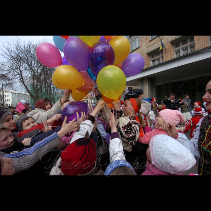 30 березня 2009 у Києві стартував «Експрес усмішок». Учні середньої школи №2 м. Києва «запустили в небо» 200 своїх усмішок. Школярі намалюють усмішки на кульках і одночасно випустять їх у повітря. Таким чином, вони відзначать перший після весняних канікул навчальний день, а також розпочнуть святкування Дня сміху. Організатор акції - Київська міська організації ВГО «Український молодіжний собор».