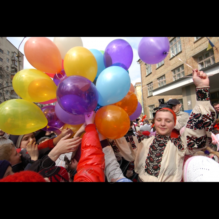 30 березня 2009 у Києві стартував «Експрес усмішок». Учні середньої школи №2 м. Києва «запустили в небо» 200 своїх усмішок. Школярі намалюють усмішки на кульках і одночасно випустять їх у повітря. Таким чином, вони відзначать перший після весняних канікул навчальний день, а також розпочнуть святкування Дня сміху. Організатор акції - Київська міська організації ВГО «Український молодіжний собор».