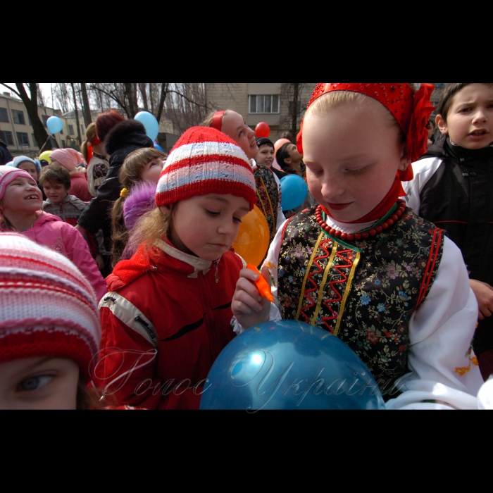 30 березня 2009 у Києві стартував «Експрес усмішок». Учні середньої школи №2 м. Києва «запустили в небо» 200 своїх усмішок. Школярі намалюють усмішки на кульках і одночасно випустять їх у повітря. Таким чином, вони відзначать перший після весняних канікул навчальний день, а також розпочнуть святкування Дня сміху. Організатор акції - Київська міська організації ВГО «Український молодіжний собор».