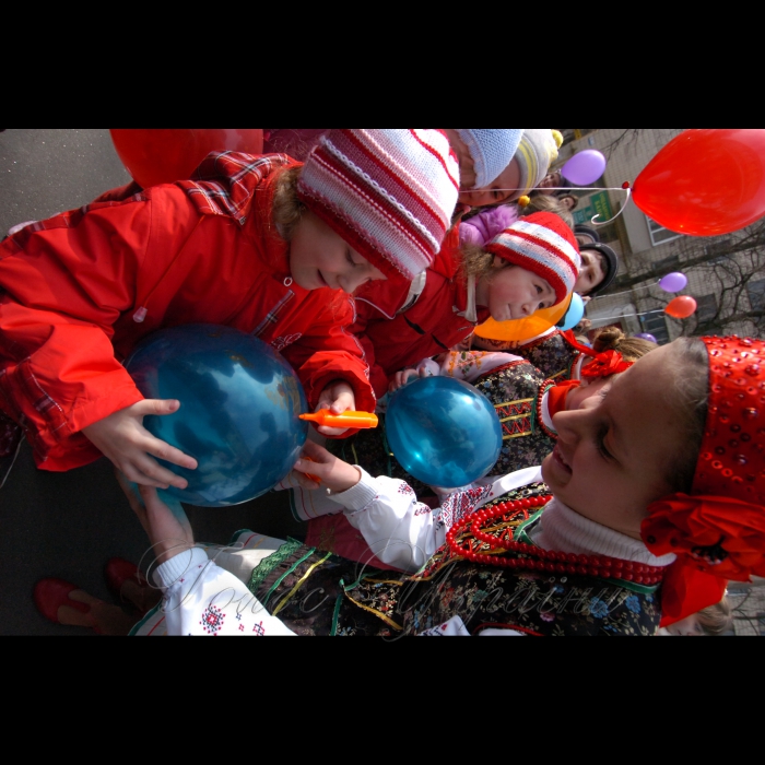 30 березня 2009 у Києві стартував «Експрес усмішок». Учні середньої школи №2 м. Києва «запустили в небо» 200 своїх усмішок. Школярі намалюють усмішки на кульках і одночасно випустять їх у повітря. Таким чином, вони відзначать перший після весняних канікул навчальний день, а також розпочнуть святкування Дня сміху. Організатор акції - Київська міська організації ВГО «Український молодіжний собор».