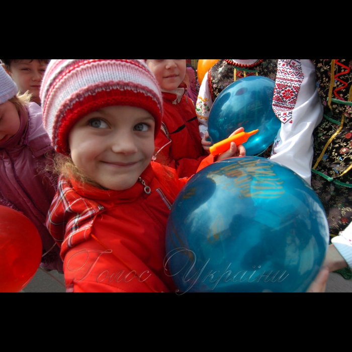30 березня 2009 у Києві стартував «Експрес усмішок». Учні середньої школи №2 м. Києва «запустили в небо» 200 своїх усмішок. Школярі намалюють усмішки на кульках і одночасно випустять їх у повітря. Таким чином, вони відзначать перший після весняних канікул навчальний день, а також розпочнуть святкування Дня сміху. Організатор акції - Київська міська організації ВГО «Український молодіжний собор».
